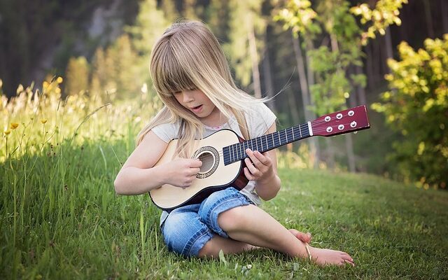 Små fingre på store strenge: 10 tips til at lære børn at spille guitar